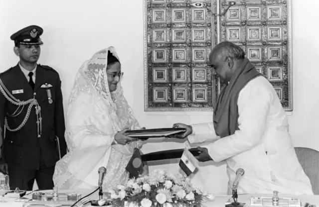 ১৯৯৬ সালের ডিসেম্বরে দিল্লিতে গঙ্গা চুক্তি স্বাক্ষরিত হওয়ার সময় দুই প্রধানমন্ত্রী শেখ হাসিনা ও এইচ ডি দেবেগৌড়া