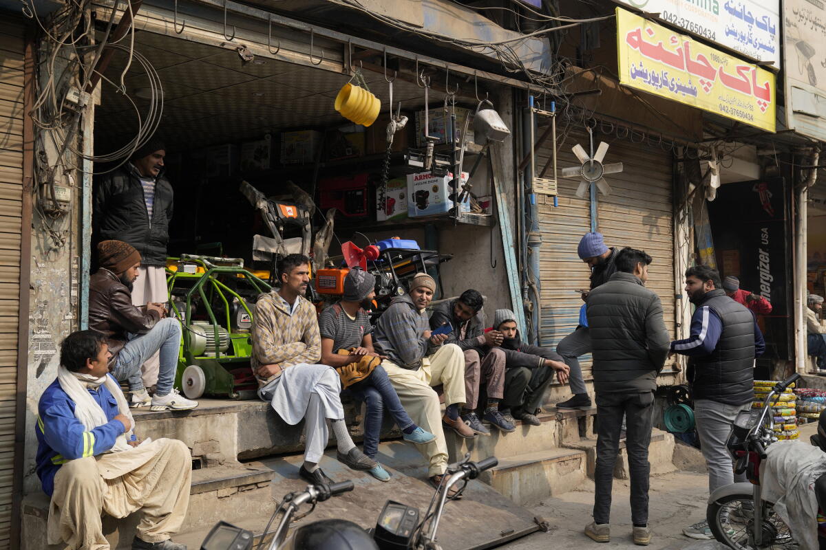 Power outage hits Pakistan as energy-saving move backfires - Los Angeles  Times