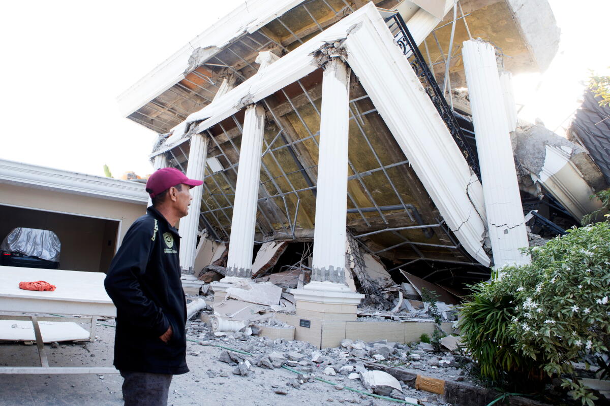 Thousands in Indonesia await aid after quake kills 68, overshadowing Independence Day - Los Angeles Times
