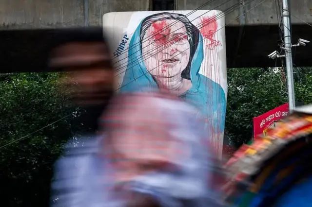 ঢাকার রাজপথে হাসিনা-বিরোধী গ্রাফিতির ছবি