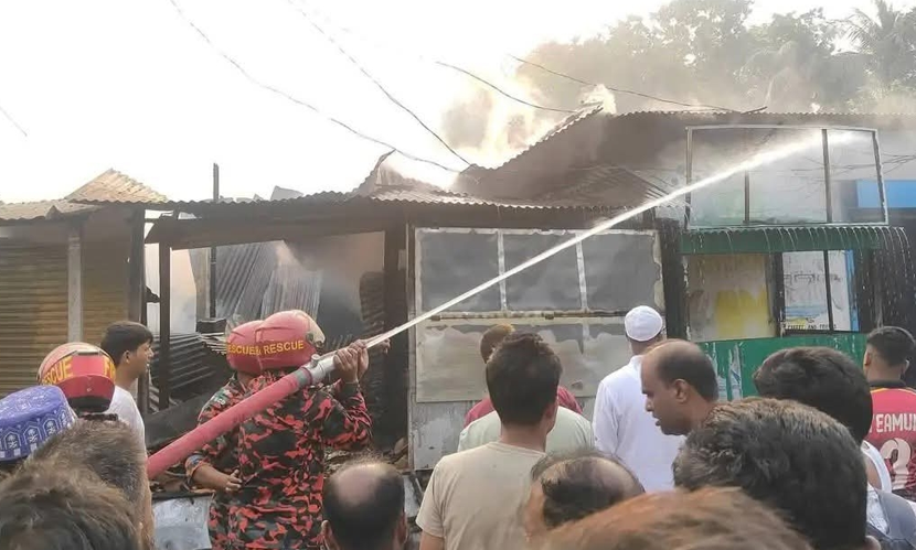 সিরাজগঞ্জে ভয়াবহ আগুনে পুড়ল ৭ দোকান