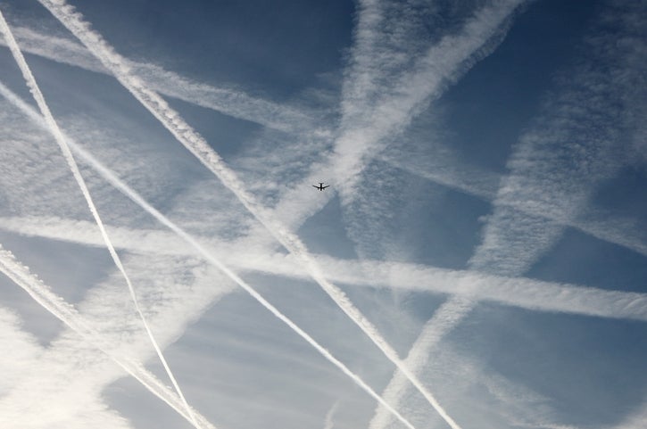 AI cuts climate-warming contrails of flights by 54% – Google study