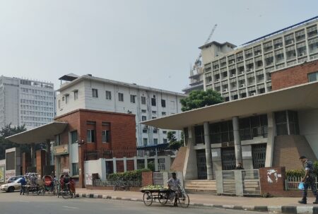 সাইবার নিরাপত্তা আইনের খসড়া পর্যালোচনায় দুই কমিটি, সাংবাদিক গ্রেপ্তারে আদালতের অনুমতির প্রস্তাব বাংলাদেশ সচিবালয়ের ফটক, ঢাকা