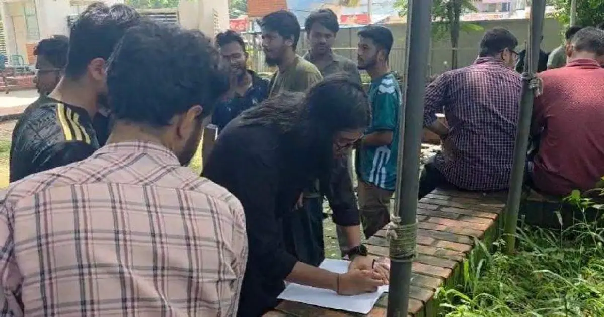 চুয়েটে ভিসি পুনর্বহালের দাবিতে আন্দোলন, গণস্বাক্ষর কর্মসূচি - শিক্ষা সংবাদ