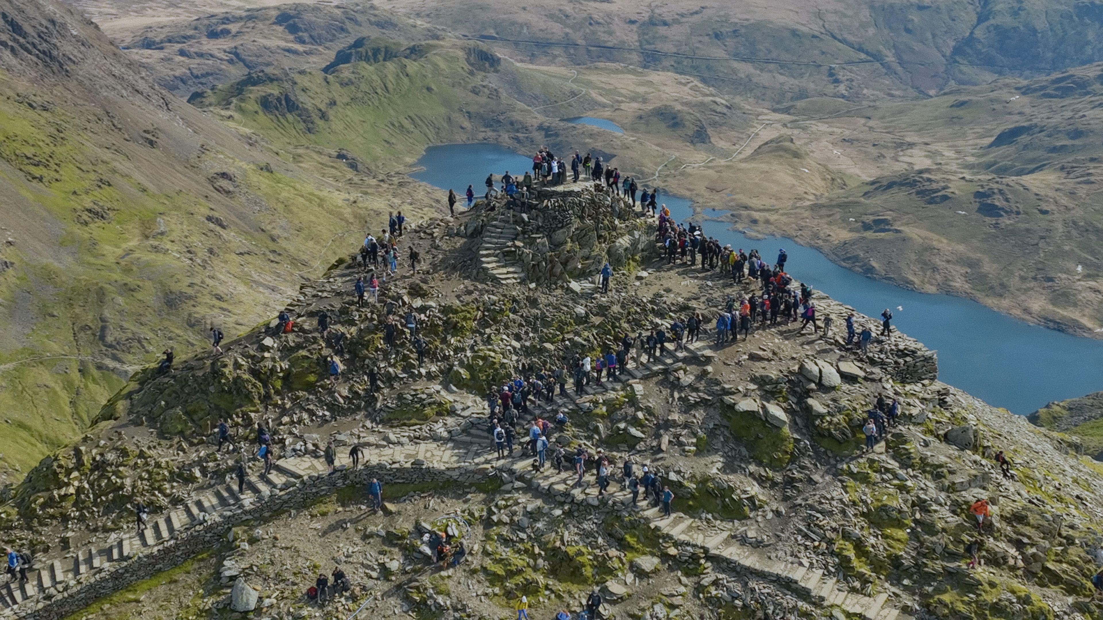 Yr Wyddfa rows between people queuing and those skipping the line - BBC News