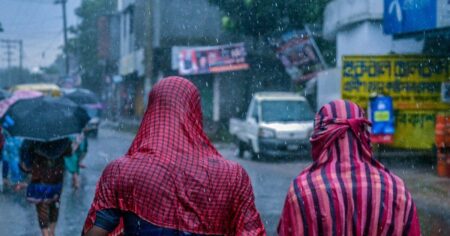 চট্টগ্রাম-সিলেটে আজ দমকা হাওয়াসহ বৃষ্টি, কাল ছড়াতে পারে খুলনা-বরিশালেও বৃষ্টিতে রাস্তায় পথচারী