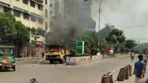 মিরপুরে উচ্ছেদ অভিযানে হকার-পুলিশ সংঘর্ষ