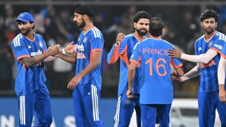 ব্যাট-বলের লড়াইয়ে বোলারদের দুর্দশা, ক্রিকেট কি হারাচ্ছে ভারসাম্য?
