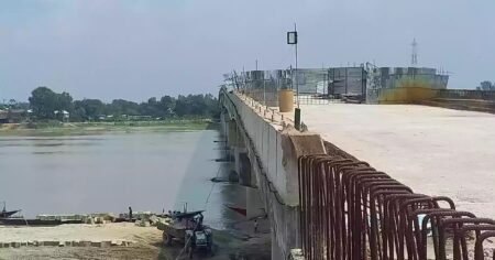 সাত বছরেও শেষ হয়নি সোনাহাট সেতু, ঝুঁকি নিয়ে চলাচল ১৩৯ বছরের পুরোনো রেলসেতুতে