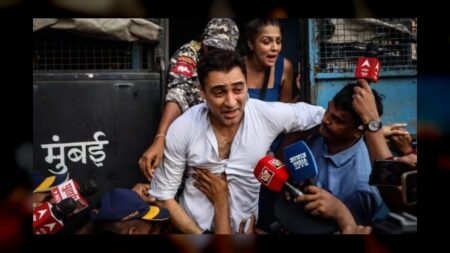 ভারত ছাড়ার নির্দেশের বিরুদ্ধে ইমরান খানের হাইকোর্টে আবেদন, ওসিআই কার্ড বাতিলের নোটিশ