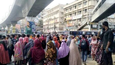 ৩০ হাজার টাকা ন্যূনতম বেতনের দাবিতে মিরপুর-১০ অবরোধ, তীব্র যানজট