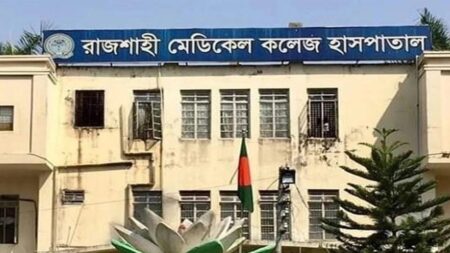 রাজশাহী মেডিকেল কলেজ হাসপাতালে ইন্টার্ন চিকিৎসকদের ২৪ ঘণ্টার কর্মবিরতি