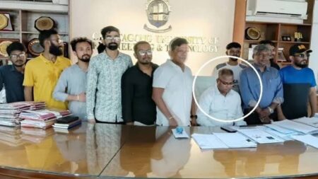 পদত্যাগের দাবিতে চুয়েটের ভিসিকে ২৪ ঘণ্টা অবরুদ্ধ, বিদ্যুৎ বিচ্ছিন্ন