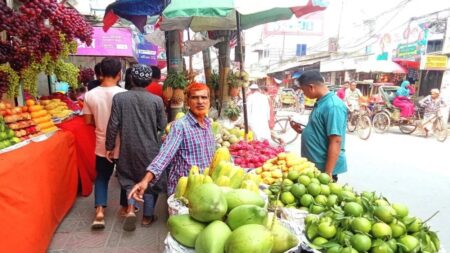 ফলের বাজারে আগুন, সাধারণ ক্রেতার নাগালের বাইরে দেশি-বিদেশি ফল