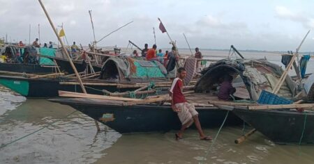 রাজবাড়ীর পদ্মায় হারিয়ে যাচ্ছে ইলিশের সেই সোনালি দিন