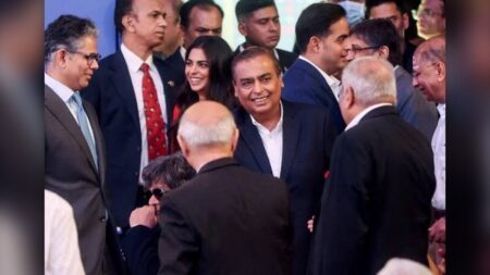 হরমুজ সংকটের মধ্যেও মুকেশ আম্বানির রিলায়েন্সের মুনাফা বেড়েছে ৪১ শতাংশ