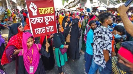 পোশাকশ্রমিকের মজুরি বোর্ড গঠনে উদ্যোগ, ৩০ হাজার টাকার দাবিতে উত্তরায় বিক্ষোভ