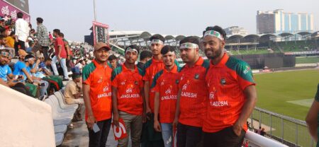 মিরপুরে শেরেবাংলা জাতীয় স্টেডিয়ামে বাংলাদেশের খেলা দেখছেন দর্শকেরা