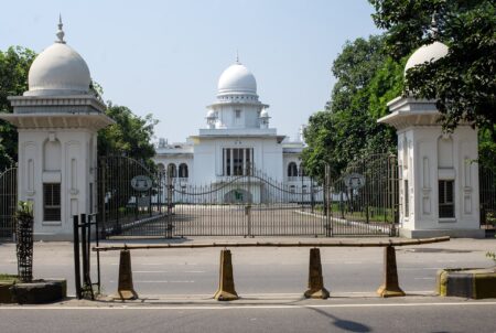 দেশে ৩৫ বছরের পর আইনজীবী হওয়ার পথ বন্ধের উদ্যোগ: আইনমন্ত্রী ঢাকায় বাংলাদেশ সুপ্রিম কোর্ট ভবন