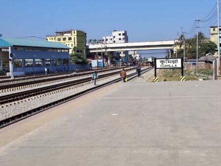 ঢাকা-কুমিল্লা ৮১ কিলোমিটার উড়াল রেলপথের প্রস্তাব, চট্টগ্রামের দূরত্ব কমবে ৮০ কিলোমিটার কুমিল্লা রেলস্টেশনে দাঁড়িয়ে থাকা ট্রেন