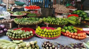 বাজারে ডালায় সাজানো পটল, ঢ্যাঁড়স, বেগুন, লেবুসহ নানা সবজি