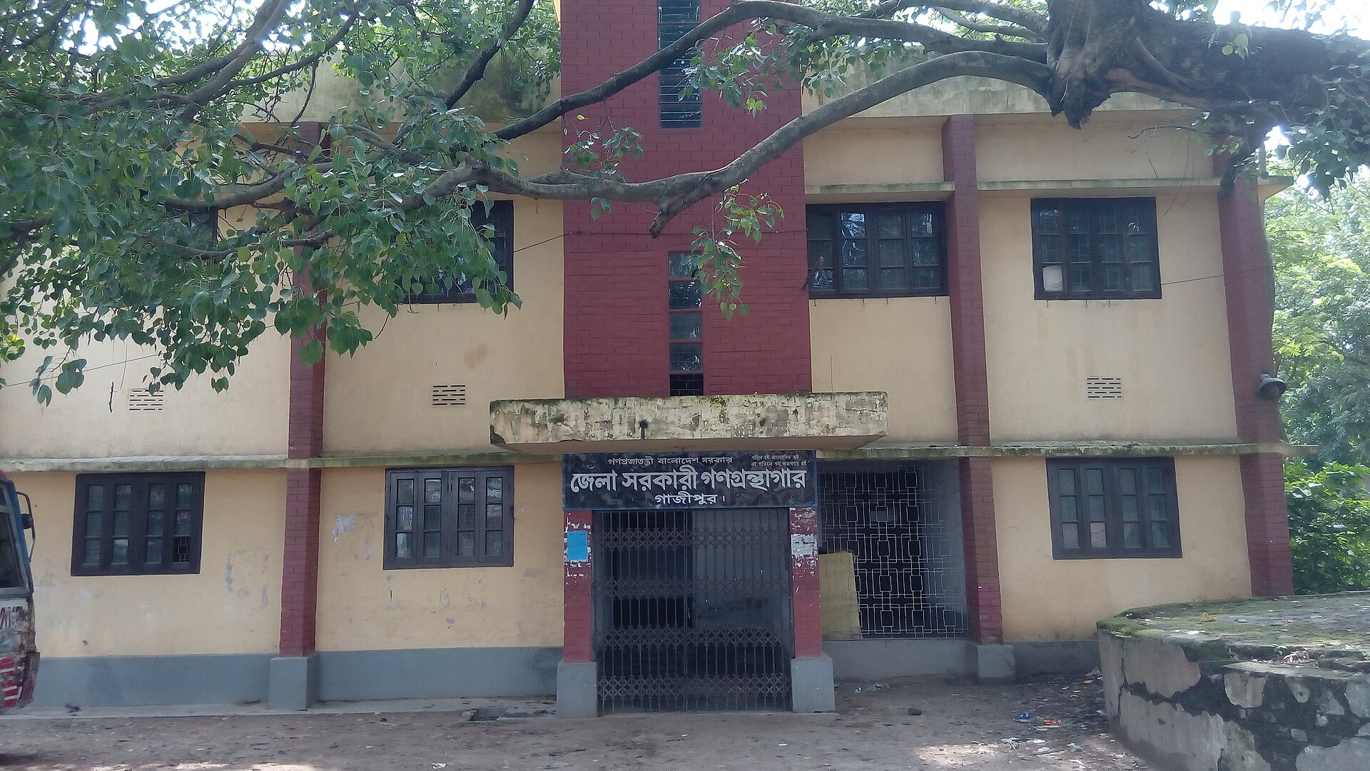 গাজীপুরে সেপটিক ট্যাংক বিস্ফোরণ: গাজীপুর শহরের একটি সরকারি ভবন