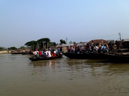 মোংলা বন্দরে দুটি কনটেইনার টার্মিনাল নির্মাণে চীনের সাড়ে ৩৩ কোটি ডলারের ঋণচুক্তি মোংলা বন্দরে নোঙর করা জাহাজ