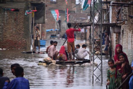 তথ্য আছে, সিদ্ধান্তে পৌঁছানোর ব্যবস্থা নেই: জলবায়ু দুর্যোগে পাকিস্তানের মূল দুর্বলতা পাকিস্তানে বন্যায় প্লাবিত সড়কে কাঠের ভেলায় করে যাচ্ছেন বাসিন্দারা
