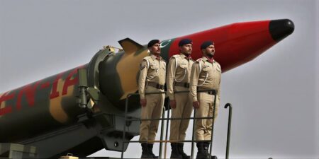 পাকিস্তানের পারমাণবিক নিরাপত্তাব্যবস্থা নিয়ে প্রথমবার আন্তর্জাতিক পর্যালোচনা, উঠে এল সুপারিশ ক্ষেপণাস্ত্রের সামনে দাঁড়িয়ে তিন পাকিস্তানি সেনাসদস্য