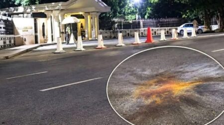 প্রধানমন্ত্রীর কার্যালয়ের সামনে মধ্যরাতে ককটেল বিস্ফোরণ, নিরাপত্তা জোরদার প্রধানমন্ত্রীর কার্যালয়ের সামনের সড়কে ককটেল বিস্ফোরণের দাগ