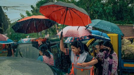 শুক্রবার রংপুর, রাজশাহী ও খুলনায় বৃষ্টির আভাস, ঢাকায় হালকা বৃষ্টির সম্ভাবনা ঢাকা শহরে বৃষ্টির মধ্যে রাস্তার দৃশ্য