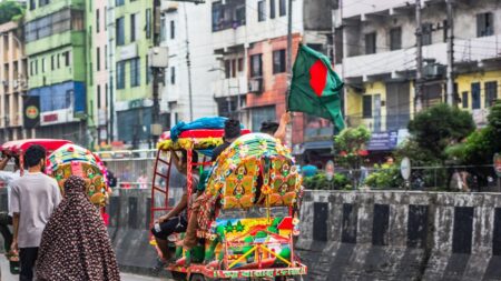 ঢাকায় আড়াই ঘণ্টা সড়ক অবরোধ, সরকারকে ৪৮ ঘণ্টার আল্টিমেটাম অটোরিকশাচালকদের