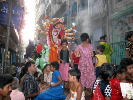 দেশজুড়ে বিজয়া দশমীতে প্রতিমা বিসর্জন, শেষ হচ্ছে শারদীয় দুর্গোৎসব ঢাকায় দুর্গাপূজার শোভাযাত্রা
