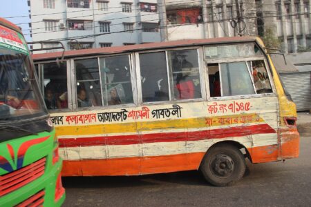 ঢাকার সড়কে শৃঙ্খলা ফেরাতে সরকারের চার উদ্যোগ, পুরোনো বাস সরানোর পরিকল্পনা ঢাকার সড়কে শৃঙ্খলা ফেরাতে সরকারের উদ্যোগ, রাজধানীর সড়কে যাত্রীবাহী বাস