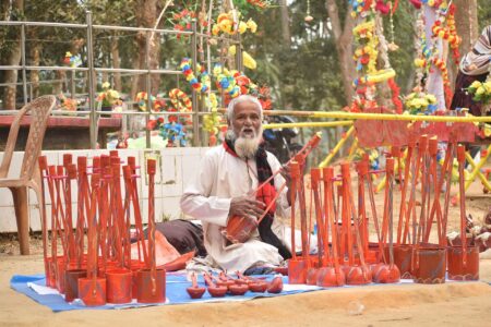 সুনামগঞ্জের দিরাইয়ে নারী শিল্পী নিয়ে আপত্তি, বন্ধ হলো বাউল গানের ঘরোয়া আসর দিরাইয়ে বাউল গানের আসর বন্ধ, একতারা হাতে বাউল শিল্পীর প্রতীকী ছবি