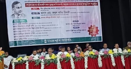 রেমিট্যান্স বন্ধের হুমকি দেশবিরোধী ও অমানবিক: রিজভী টিএসসি মিলনায়তনে জিয়া স্মৃতি পাঠাগার আয়োজিত অনুষ্ঠানের মঞ্চ